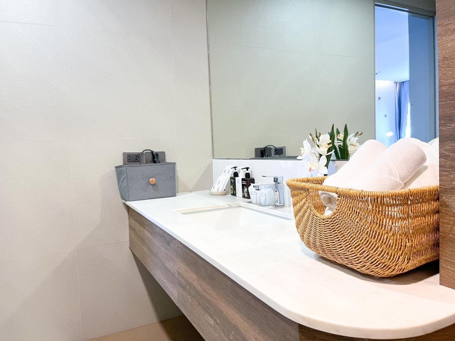 Slive Hotel Surin Bagian luar foto