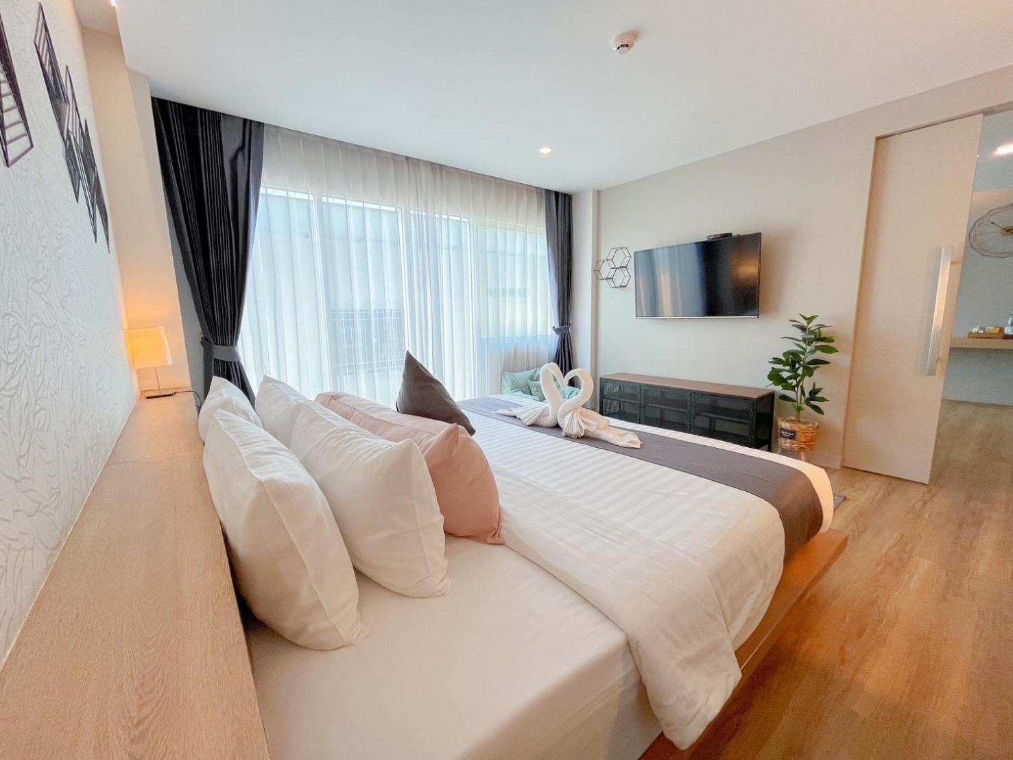 Slive Hotel Surin Bagian luar foto