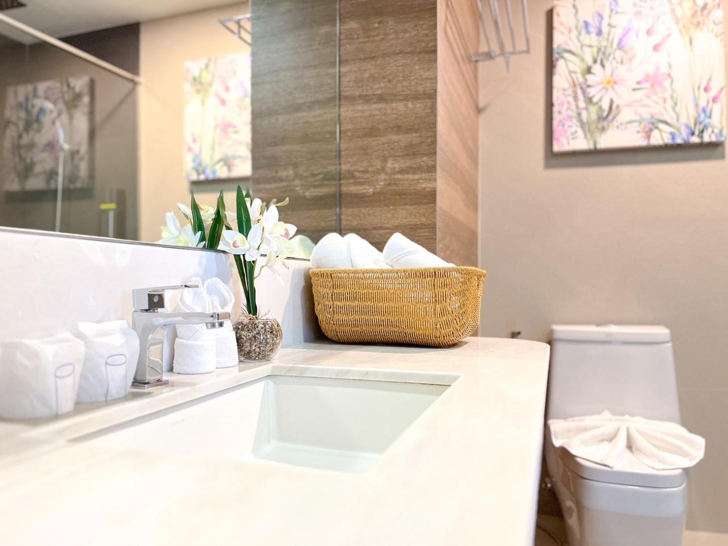 Slive Hotel Surin Bagian luar foto