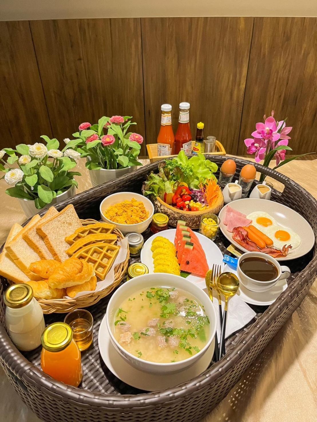 Slive Hotel Surin Bagian luar foto